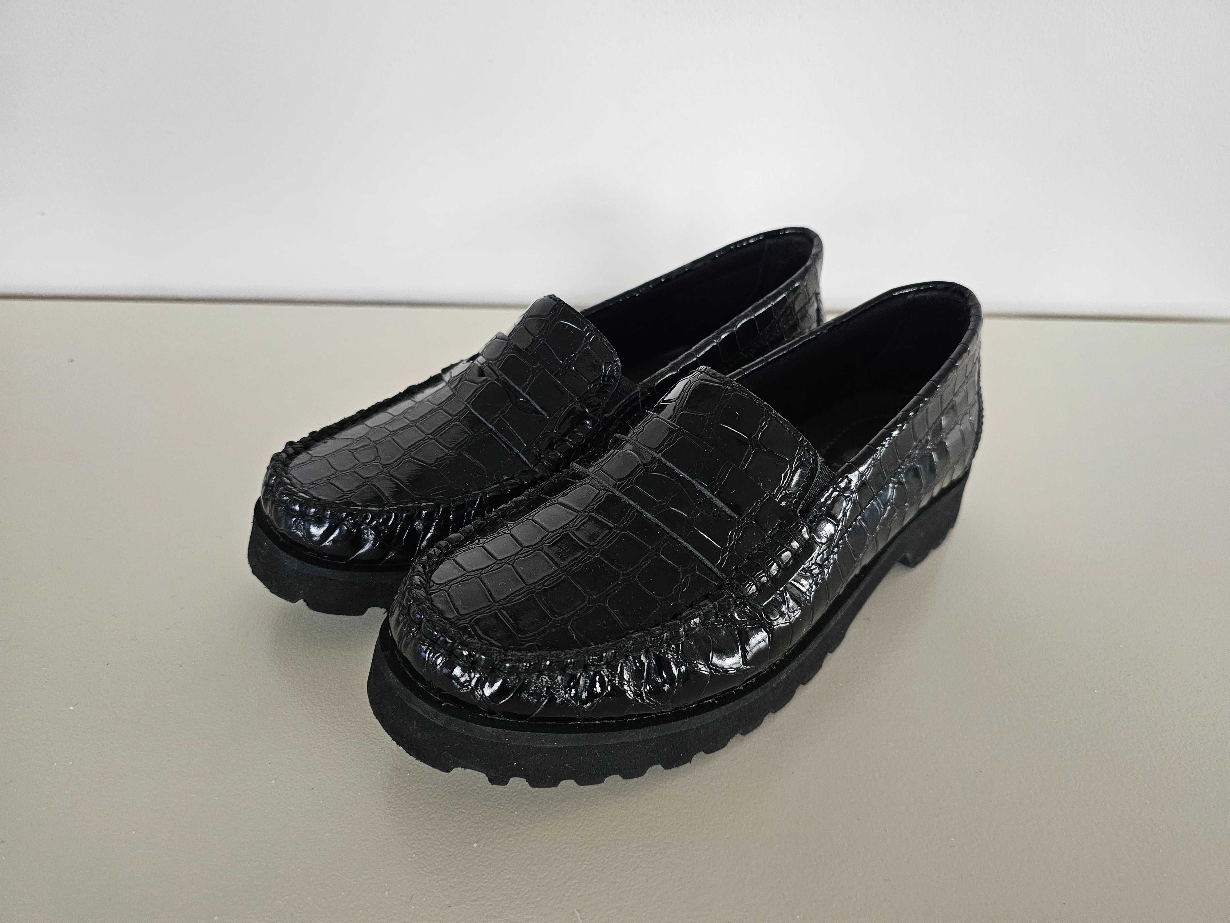 Czarne buty mokasyny lakierowane na platformie Pavers r. 35