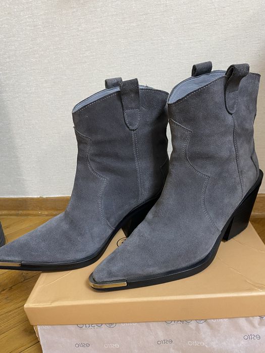 Козаки замшеві сірі Estro