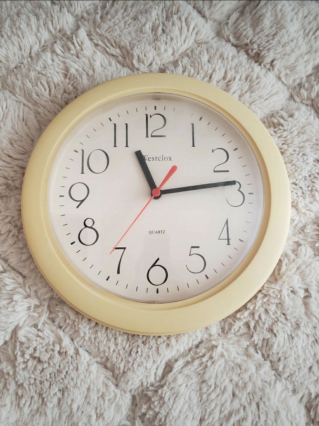 Zegar ścienny quartz westclox z dużymi czarnymi liczbami clock house