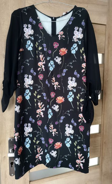 Elegancka sukienka czarna w kwiaty r. 38