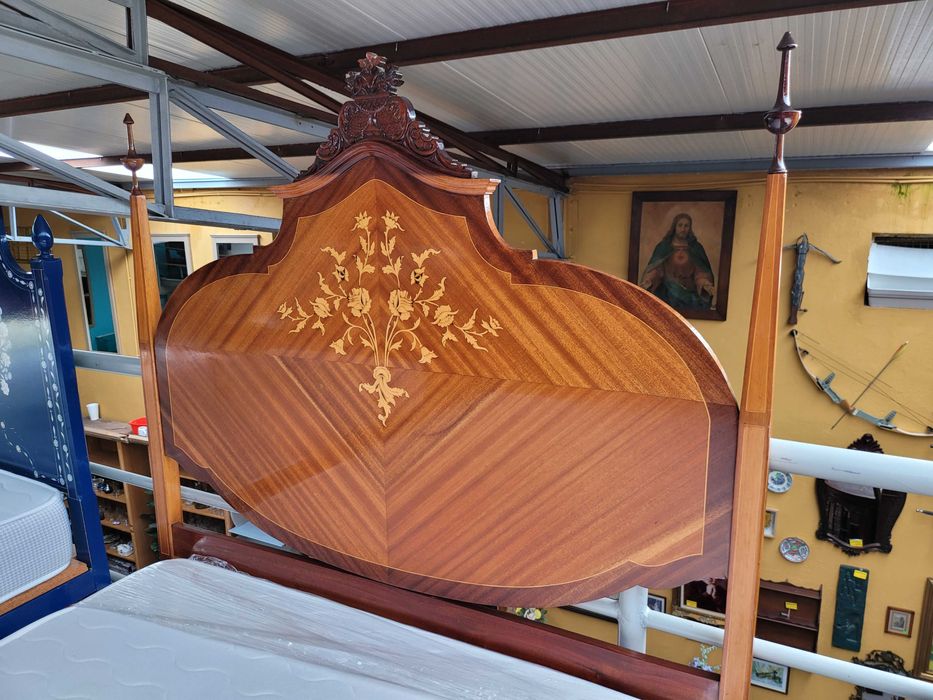 Cama antiga estilo D. Maria com estrado e colchão - Bom