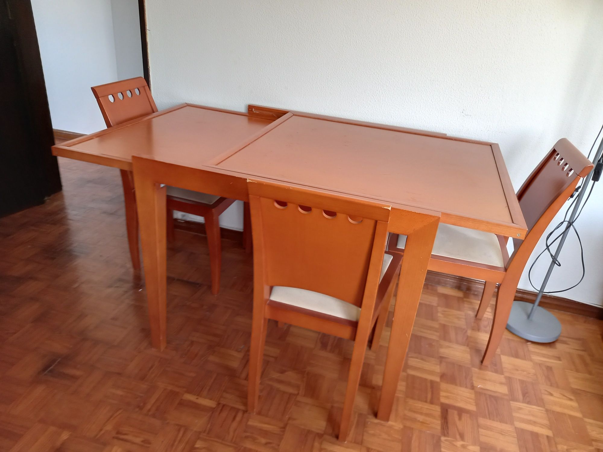 Mesa quadrada extensível com 4 cadeiras
