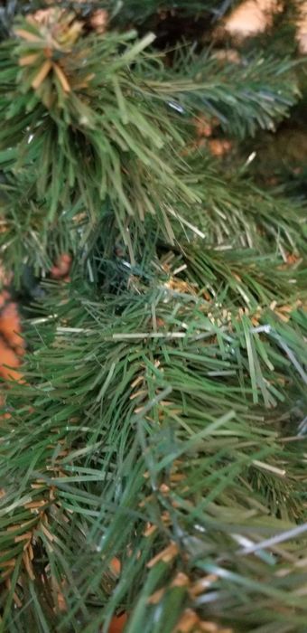 Ялинка штучна 2,5м з м'якого ПВХ, б/в, стан гарний. Можливий торг