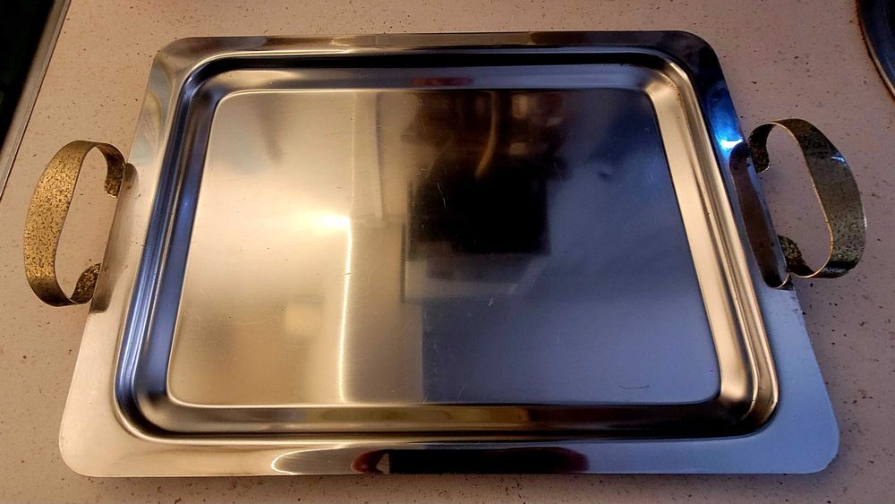 Tabuleiro 'Artame' , e balde de gelo em inox 18/10.