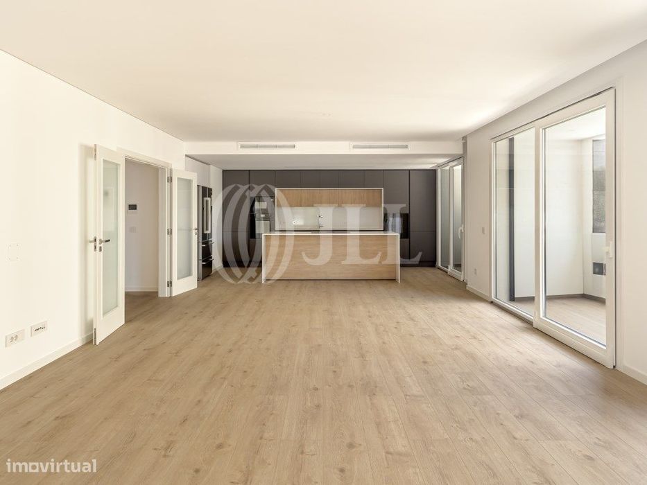 Apartamento T3 com vista mar e garagem em Cascais