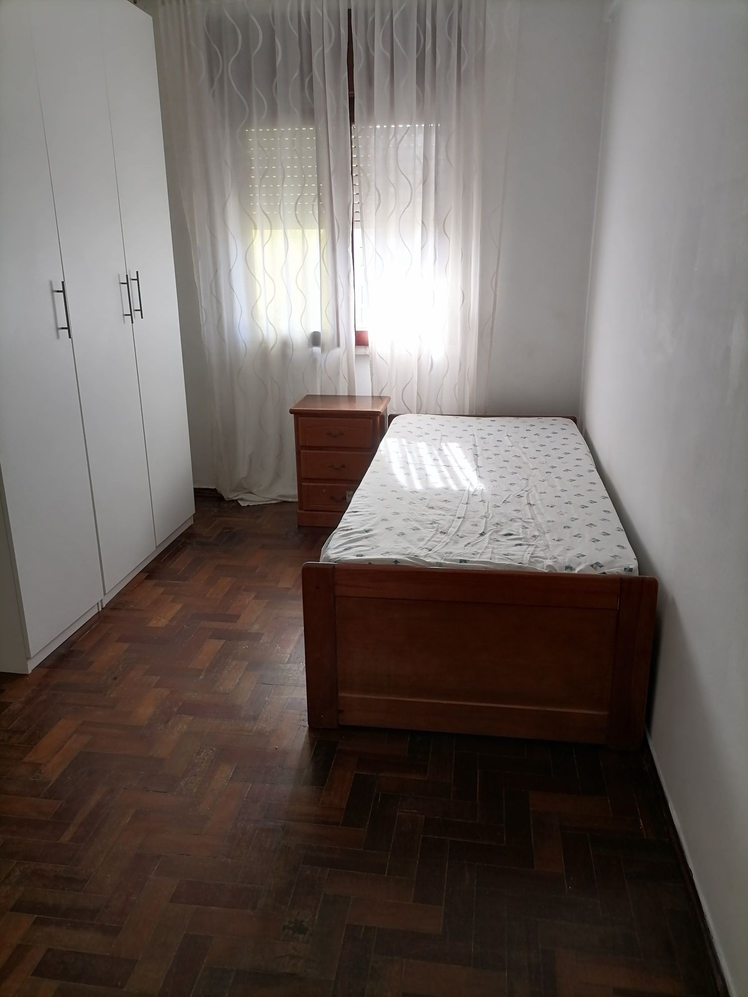 Quarto mobilado em mem martins