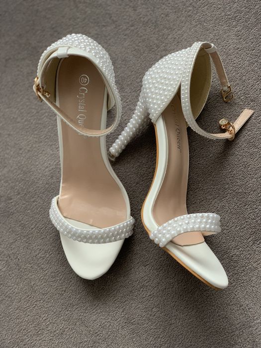 Białe buty z perełkami