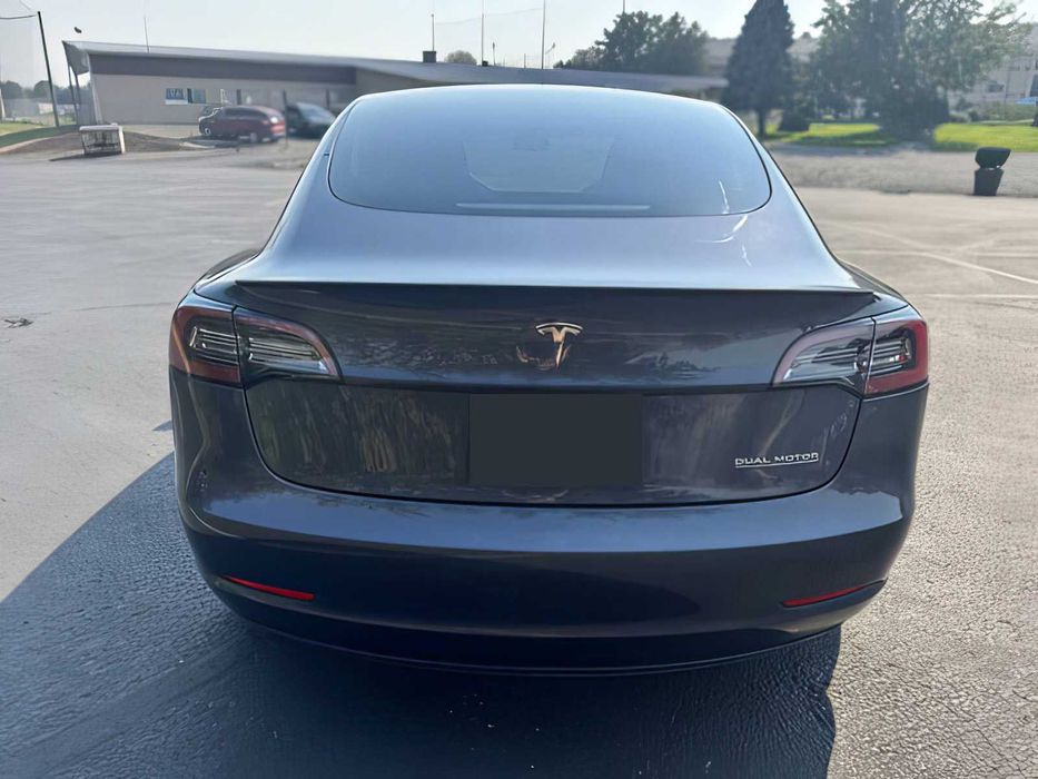 Tesla Model 3      2023