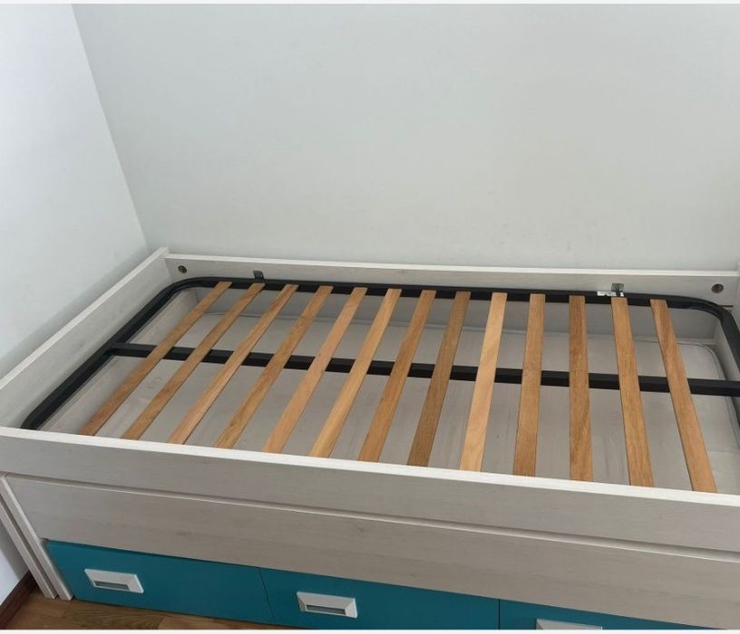Duas camas de solteiro com 3 gavetas por baixo com estrado e colchoes