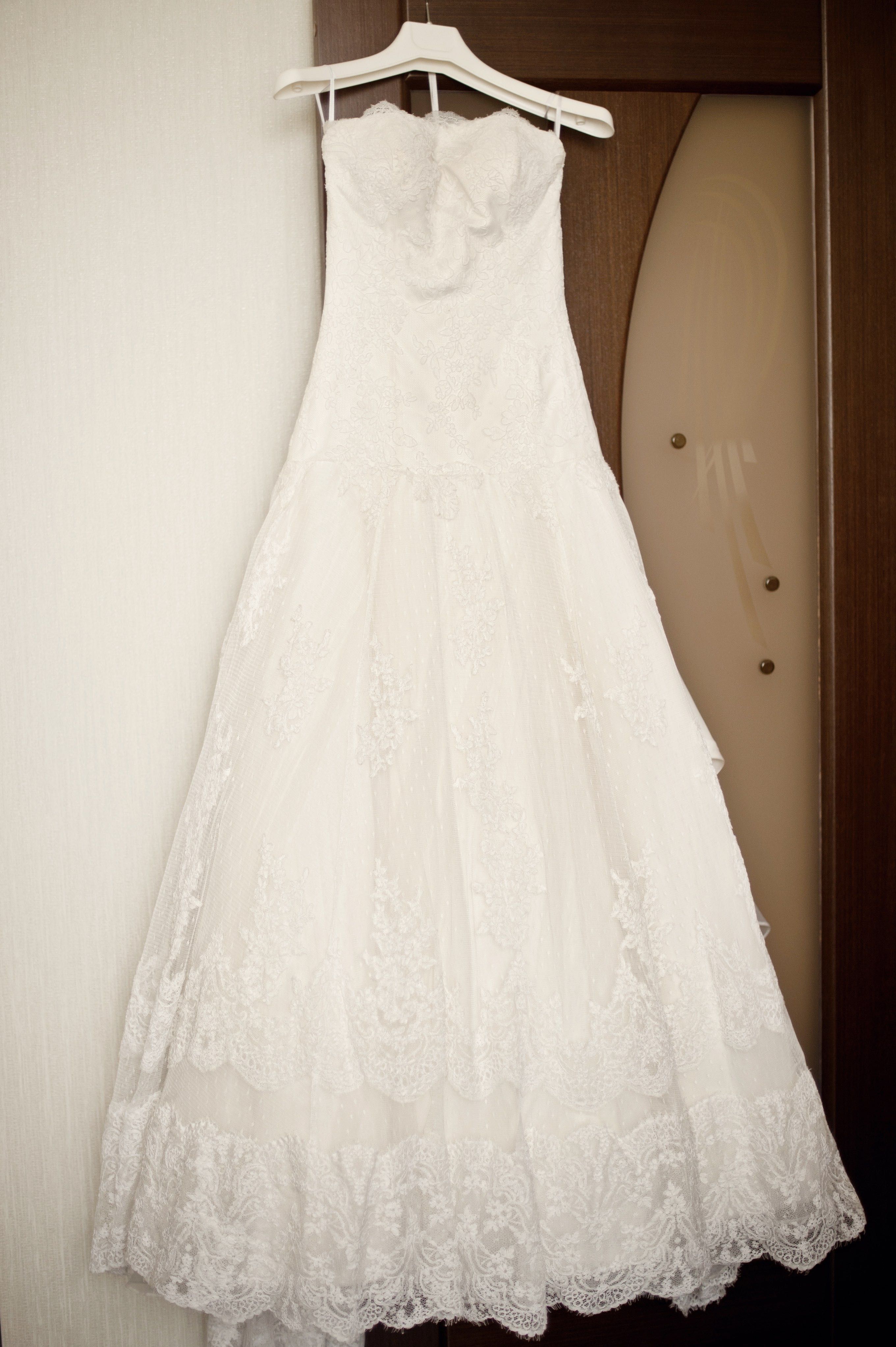 Весільна сукня з довгим шлейфом Pronovias