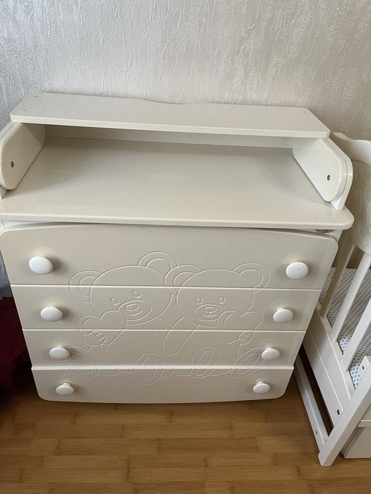 Дитяче ліжечко,комод-пеленатор.