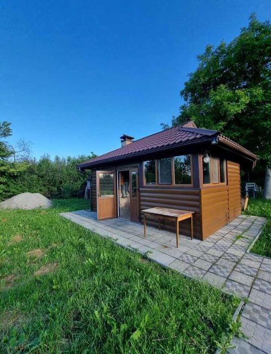 Гарний дачний будинок. Мачухи.