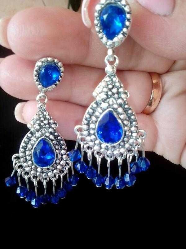 Східні сережки-гойдалки з синіми кристалами та гранованими бусинами