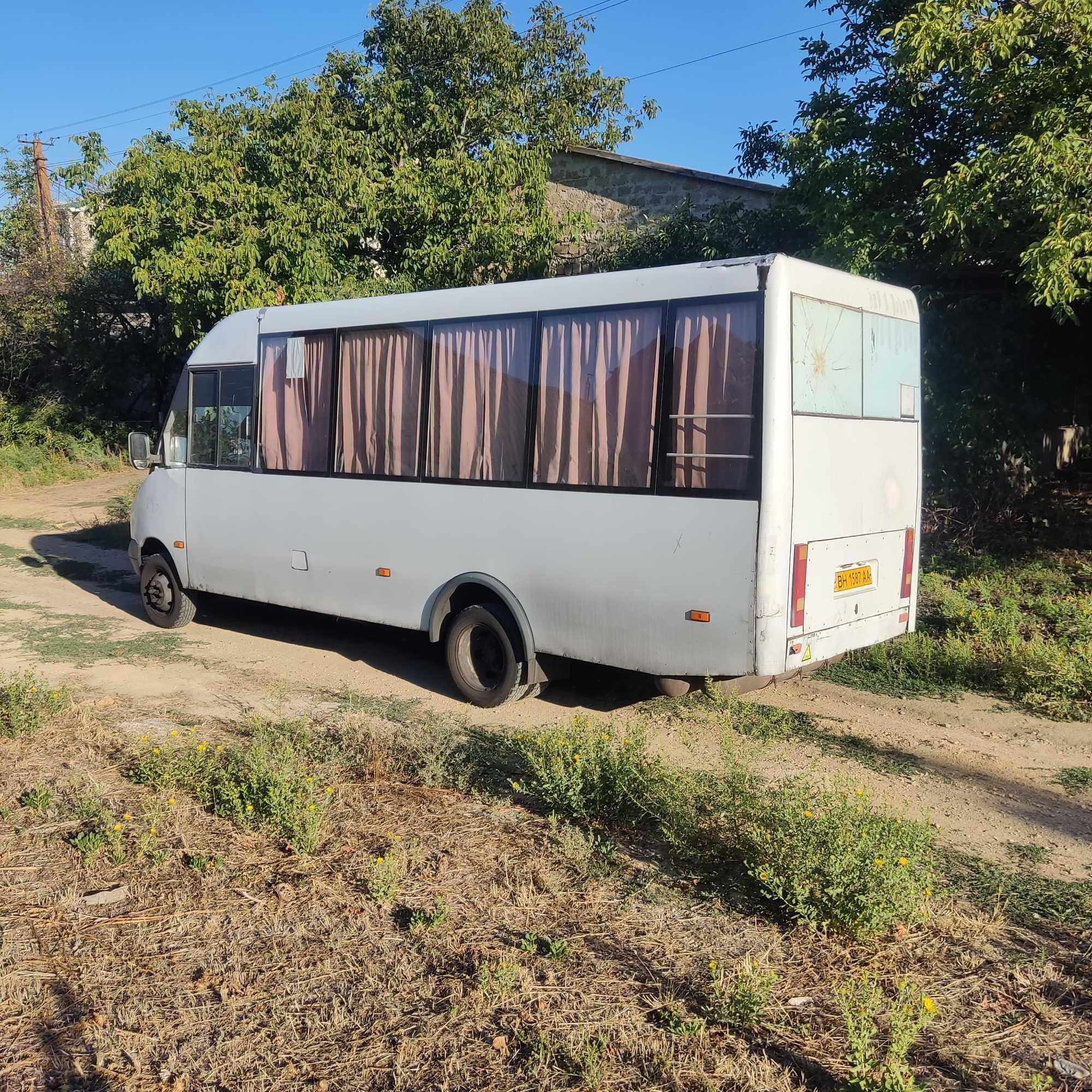 Автобус пасажирський РУТА - 25 працює  на маршруті міста,