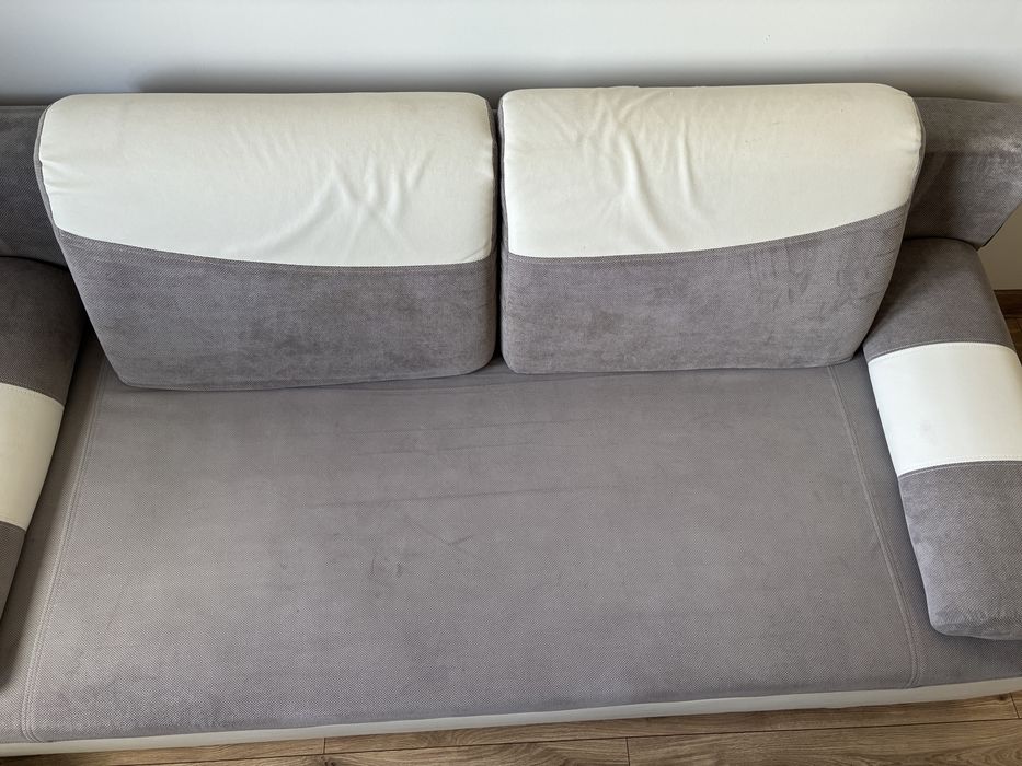 Kanapa rozklada szaro-biala