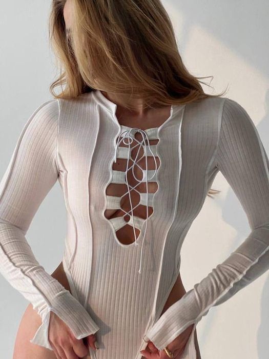 Боді на завʼязці з вирізом