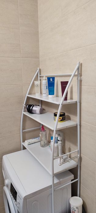 Полка стеллаж над стиралкой.