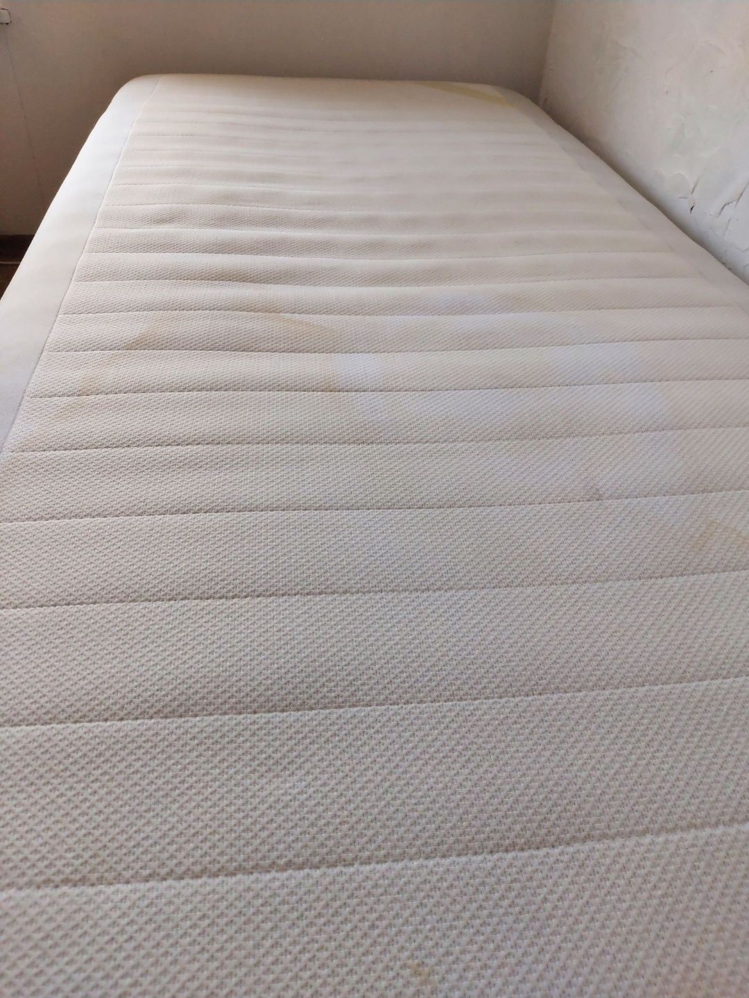 Bardzo wygodne łóżko gościnne kompaktowe z drewnianym stelażem materac