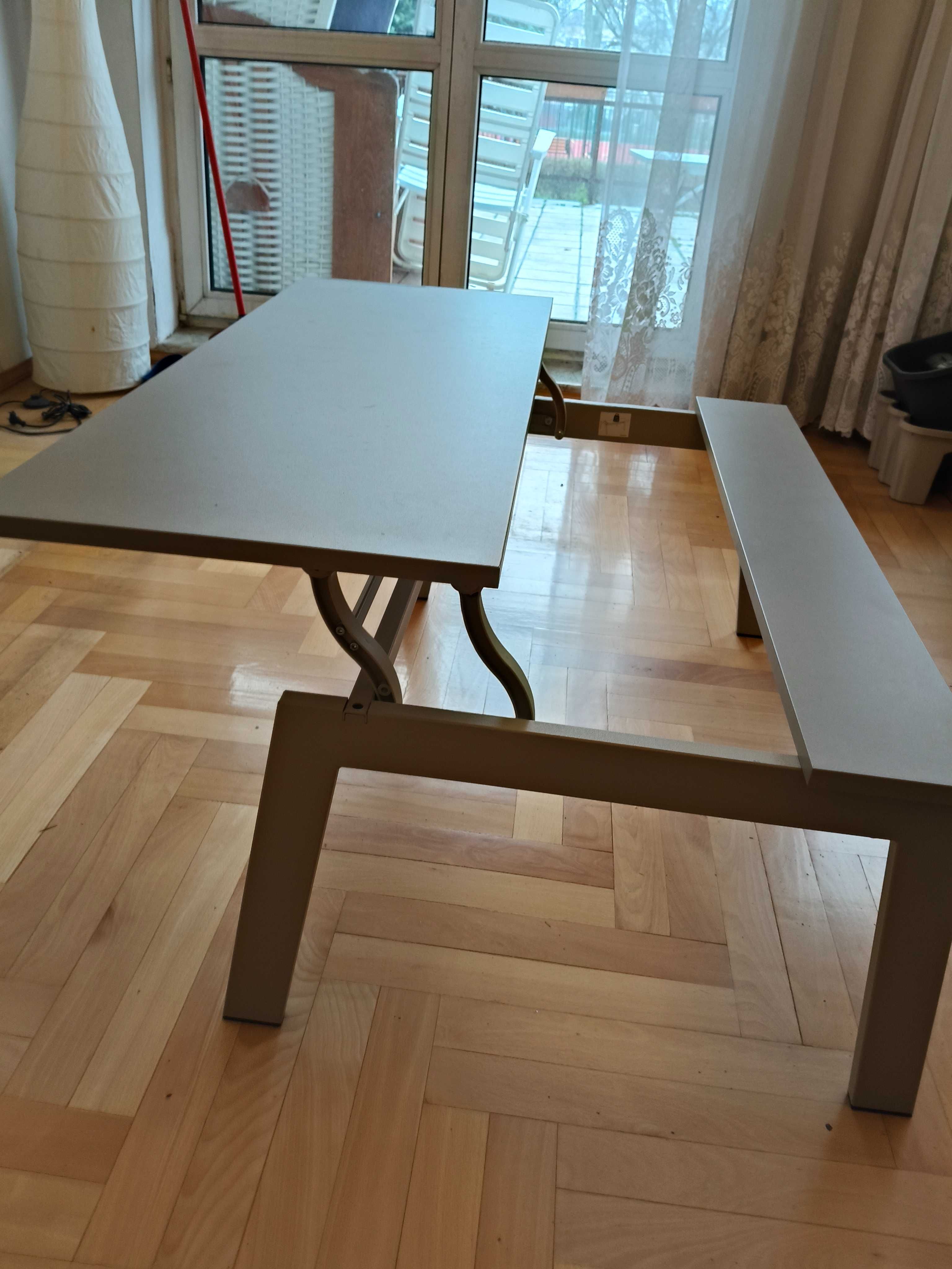 Stolik Ikea z podnoszonym blatem.