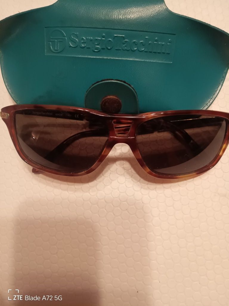 Óculos de sol usados