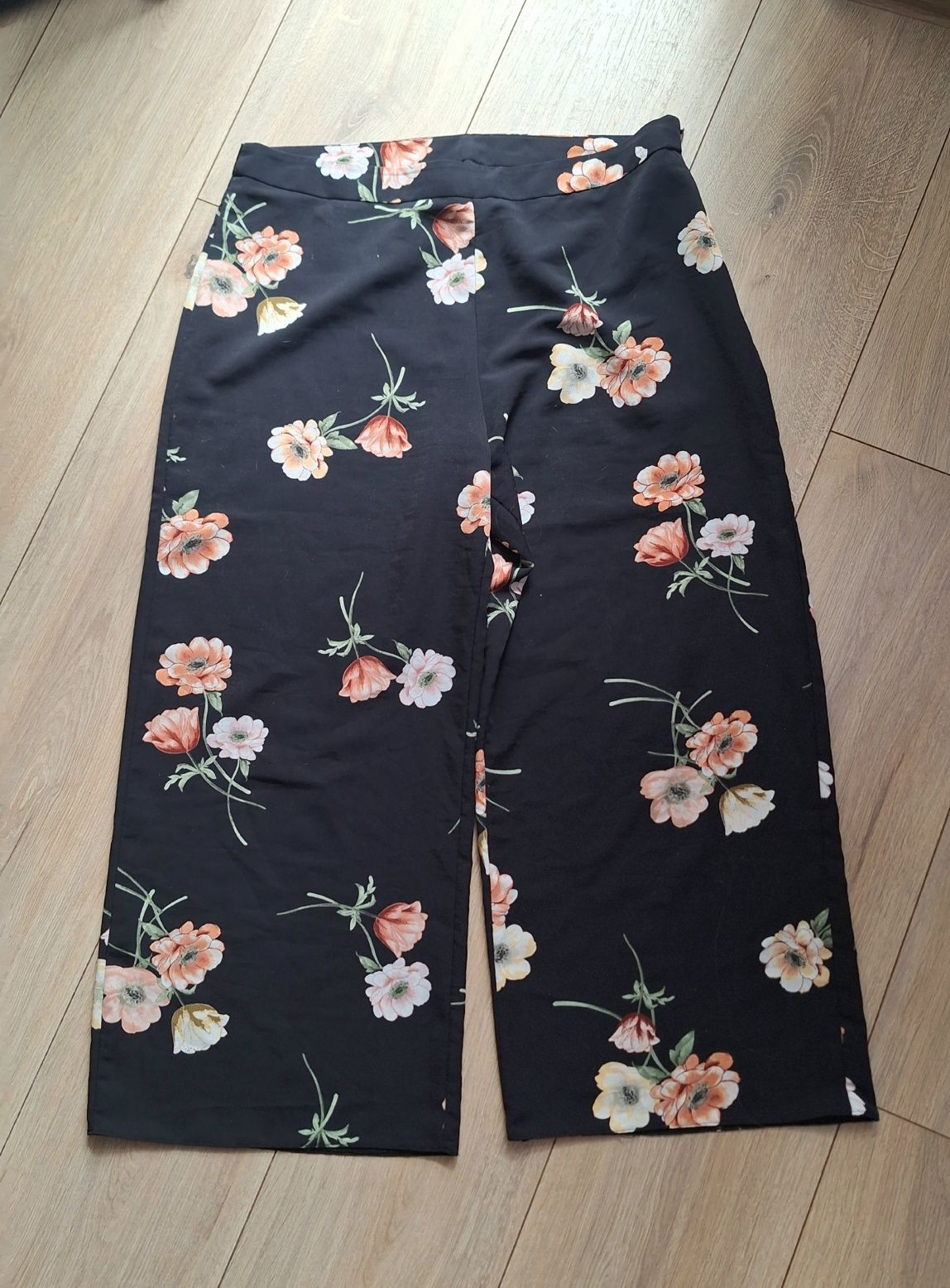 Szerokie spodnie 3/4 czarne w kwiaty Rozmiar L