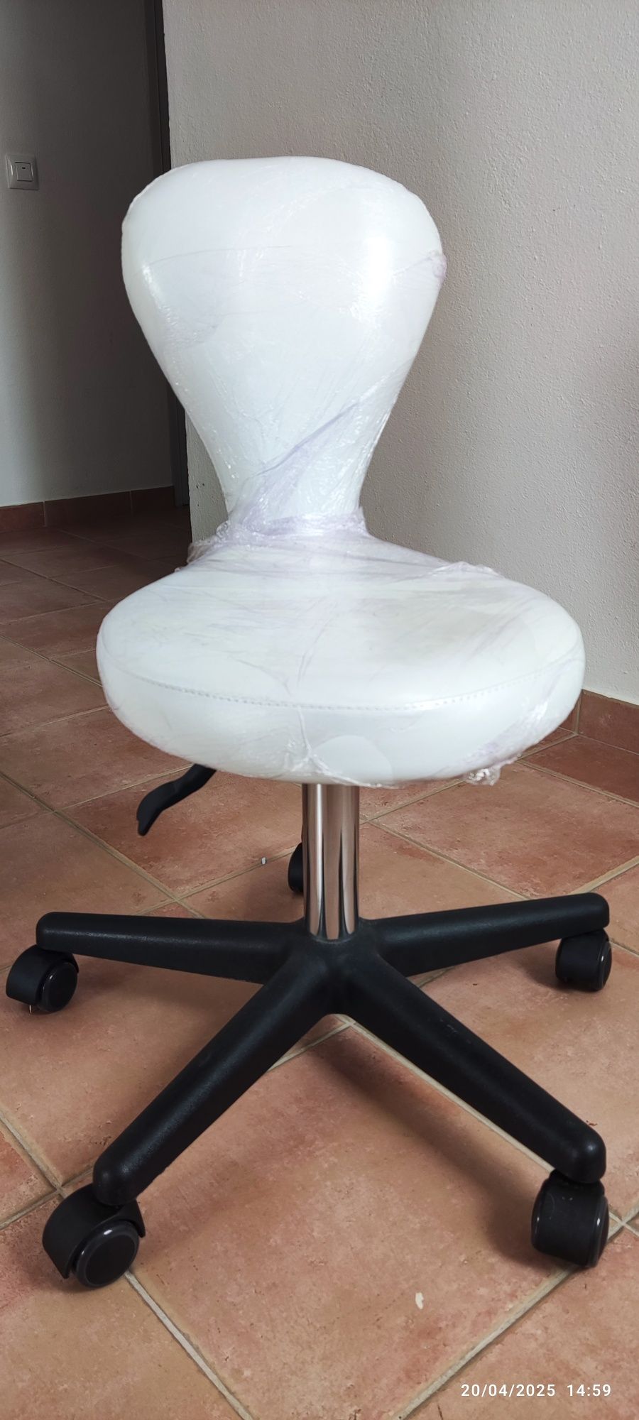 Banco com costas para estética