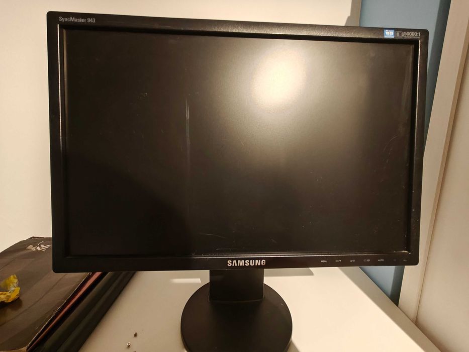 Monitor Samsung (około 21 cali) Działający