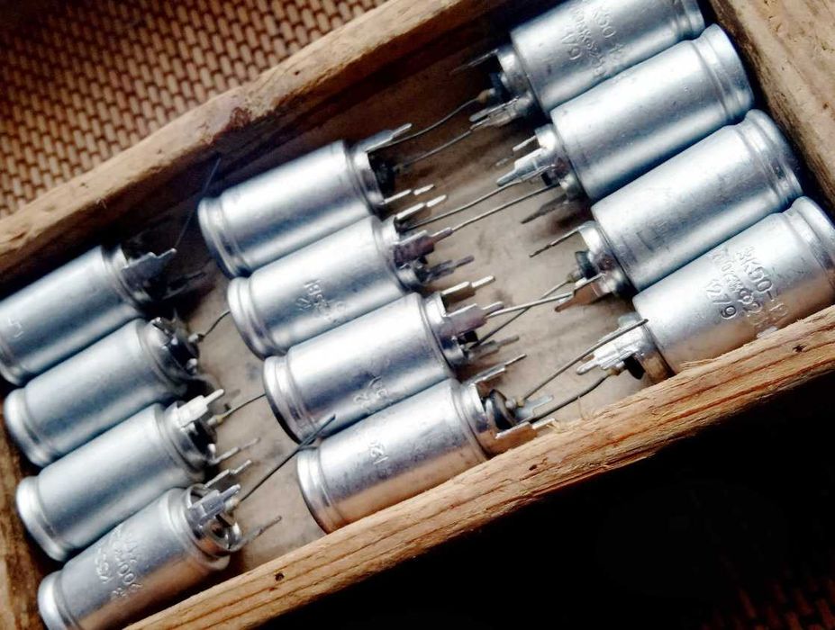 Набір: конденсатори електролітичні К50-12, 200мкф x 25в (електроліти)