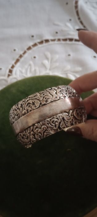 Piękna srebrna bransoleta mankietowa z wytłaczanym wzorem