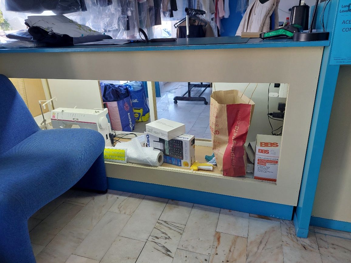 Conjunto de 2 balcões e 1 estante