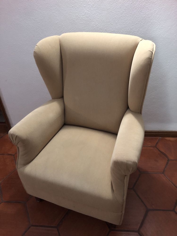 Sofá individual de cor bege
