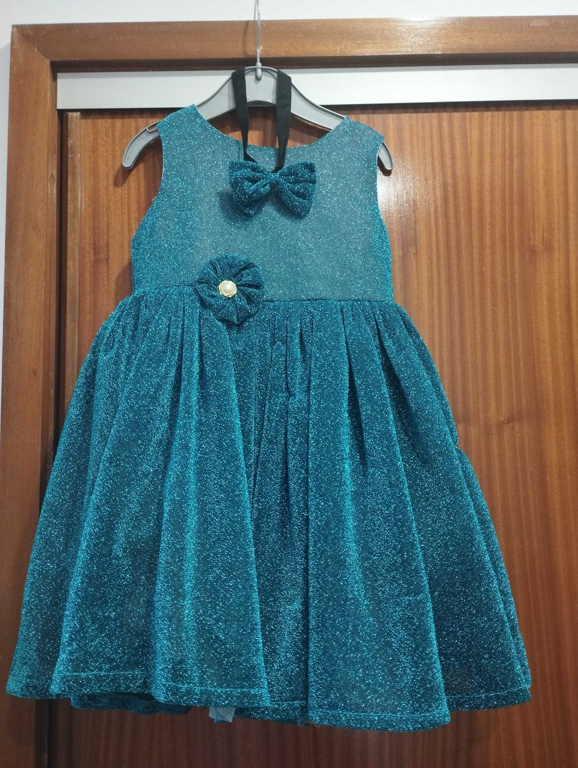 Vendo vestido de menina azul brilhante com fita
