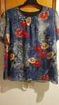 Blusa manga curta floral toda forrada no interior