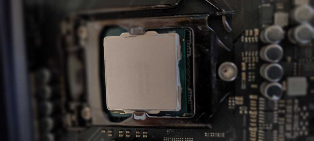ASUS ROG MAXIMUS XI EXTREME +19 9900k + 64gb ram Trident royal