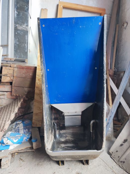 Продам бункерну годівницю для свинарників б/у