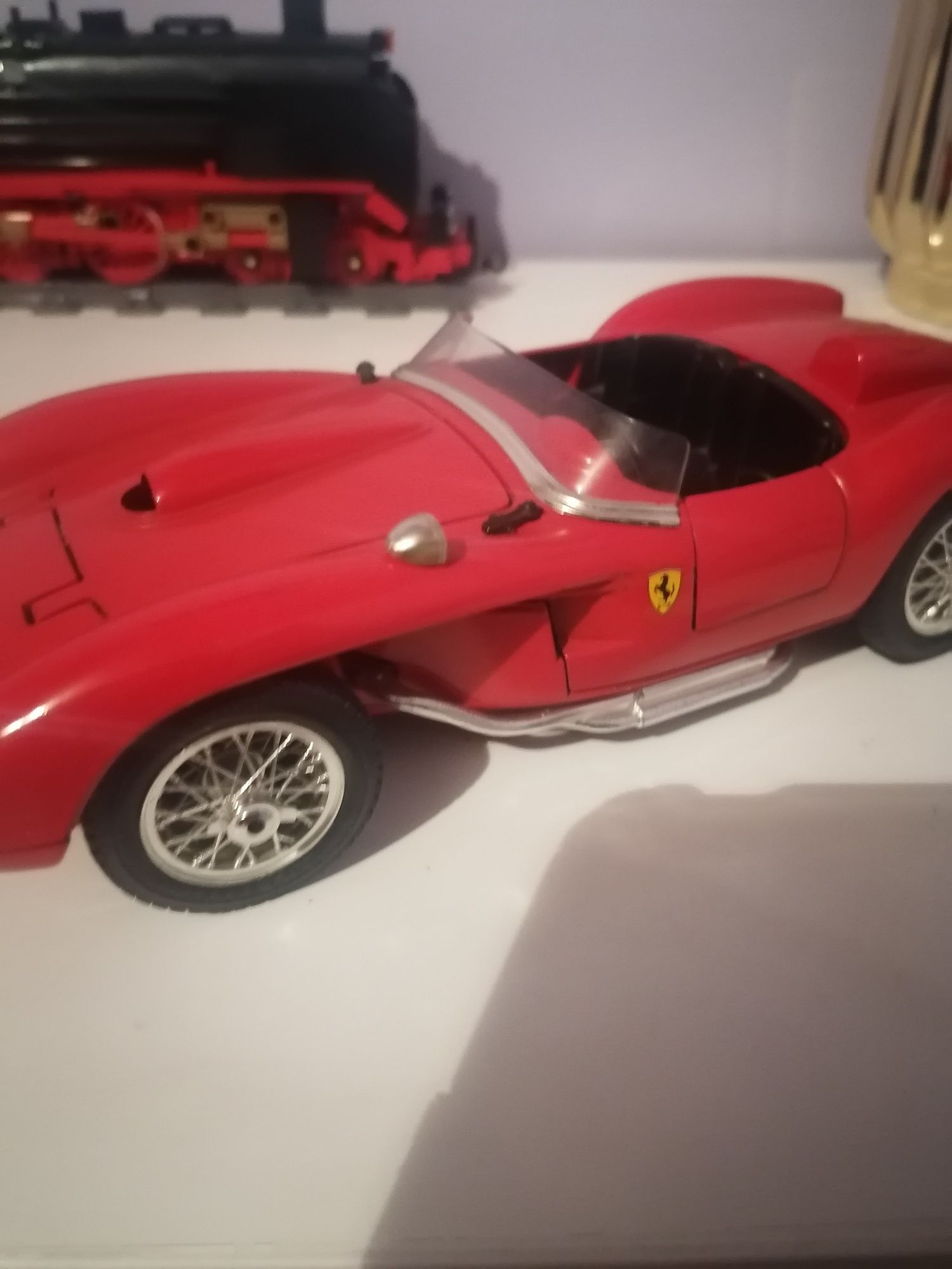 Ferrari model skala 1:18