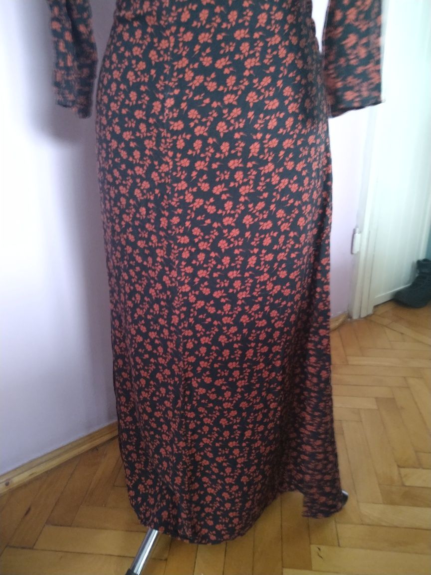 Długa sukienka Stradivarius S z rozcięciem z przodu