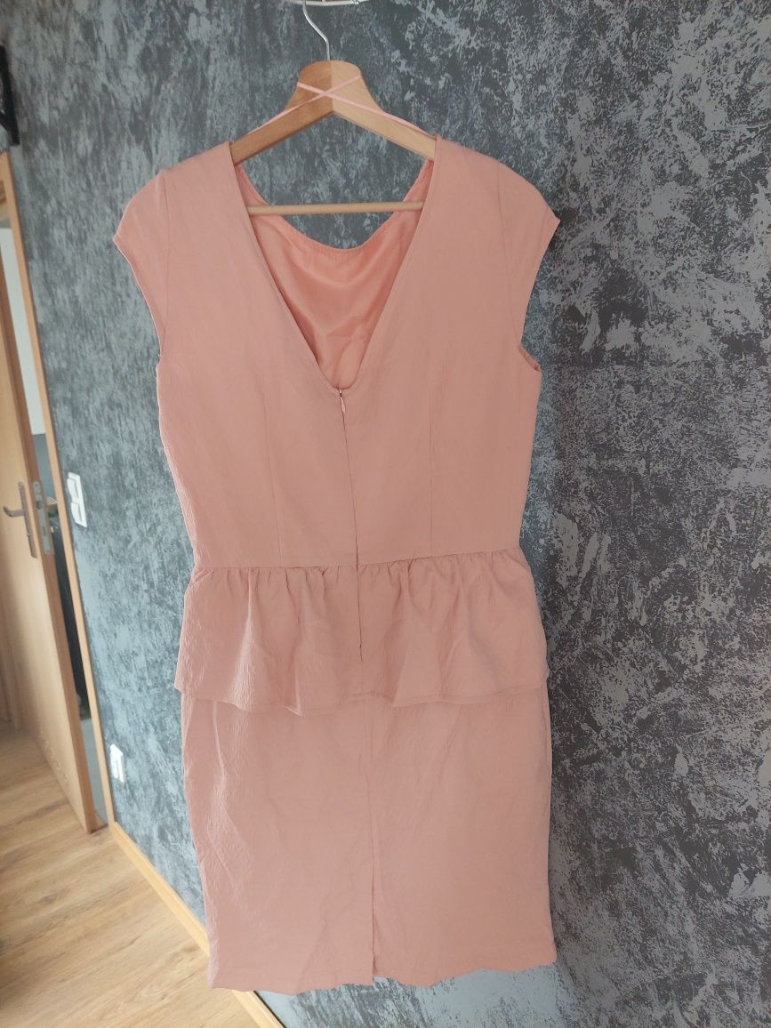 Elegancka sukienka z baskinką