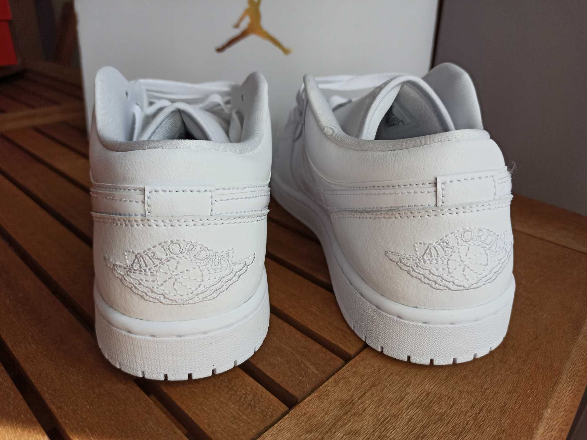 (r. 44,5 - 29 cm) Nike Air Jordan 1 Low Triple White DV0990,-111