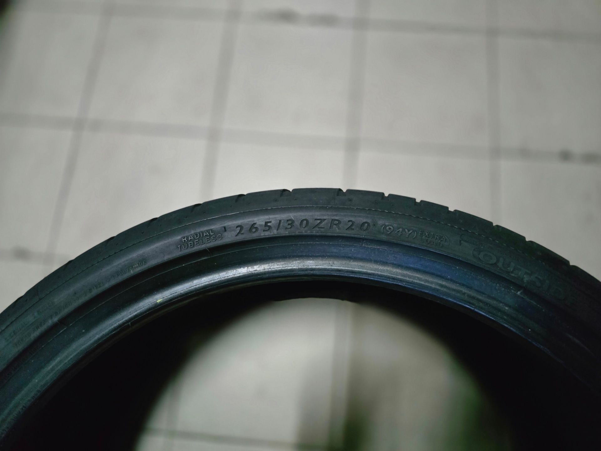 Pneus 265/30 R20 - 90%