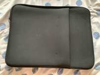 Czarny pokrowiec etui na laptopa