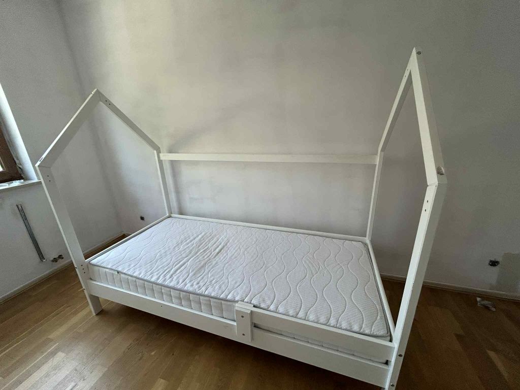 Łóżko domek + dwie szuflady i materac