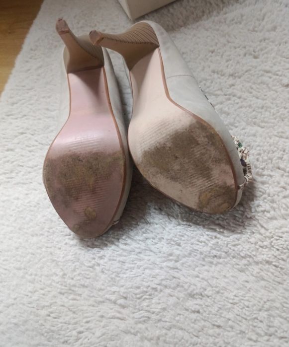 Szare buty na obcasie