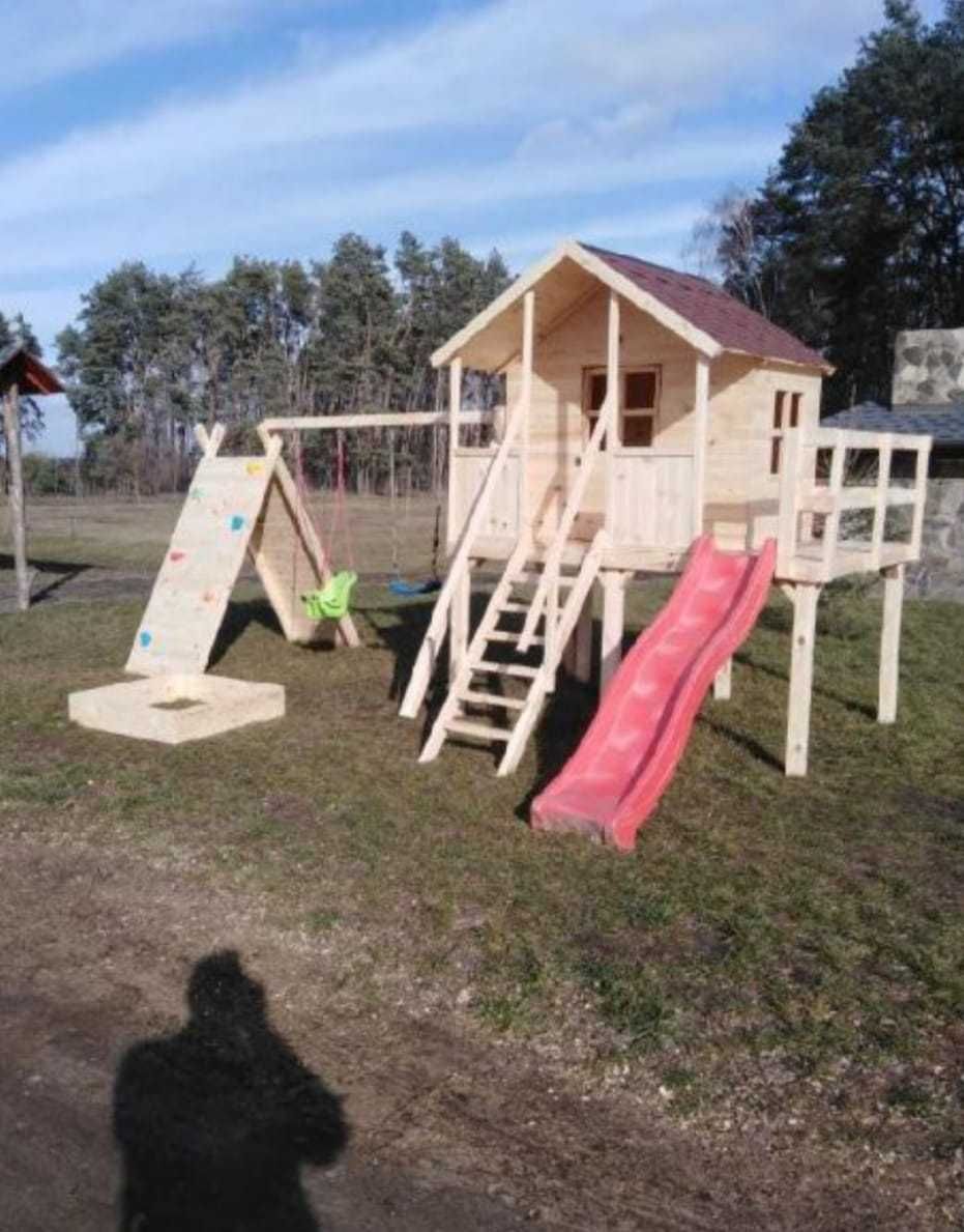 Plac zabaw drewniany domek huśtawka