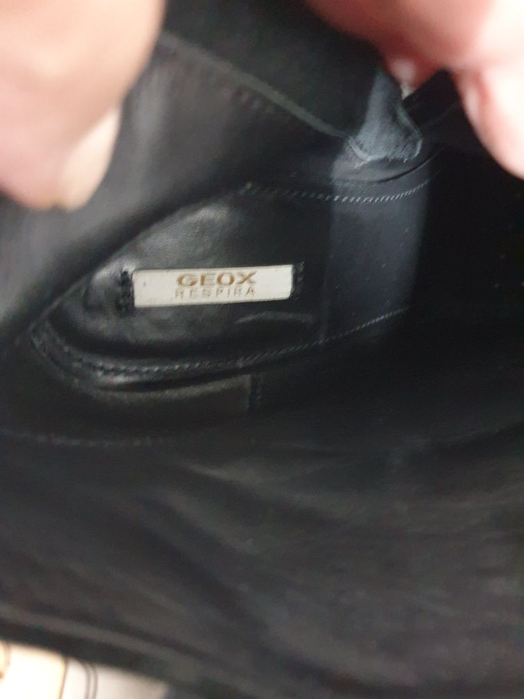 Botas pretas em pele