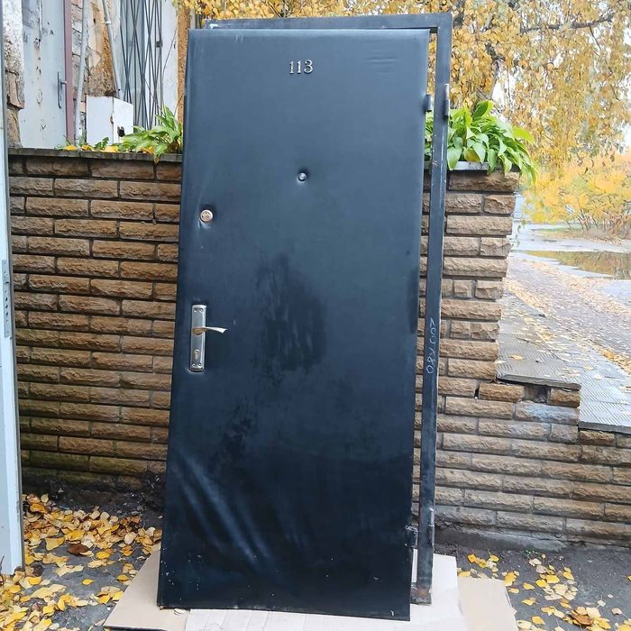 Продам вхідні металеві двері