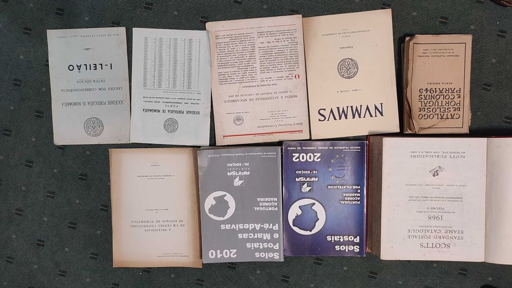 Lote 35 Livros, Catálogos e Publicações sobre Filatelia e Numismática