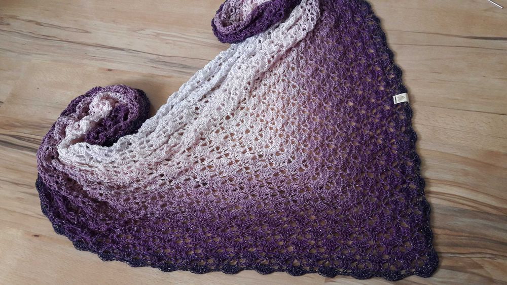 Chusta hand made szydełko ombre włóczka lilia fiolet biała złota nitka