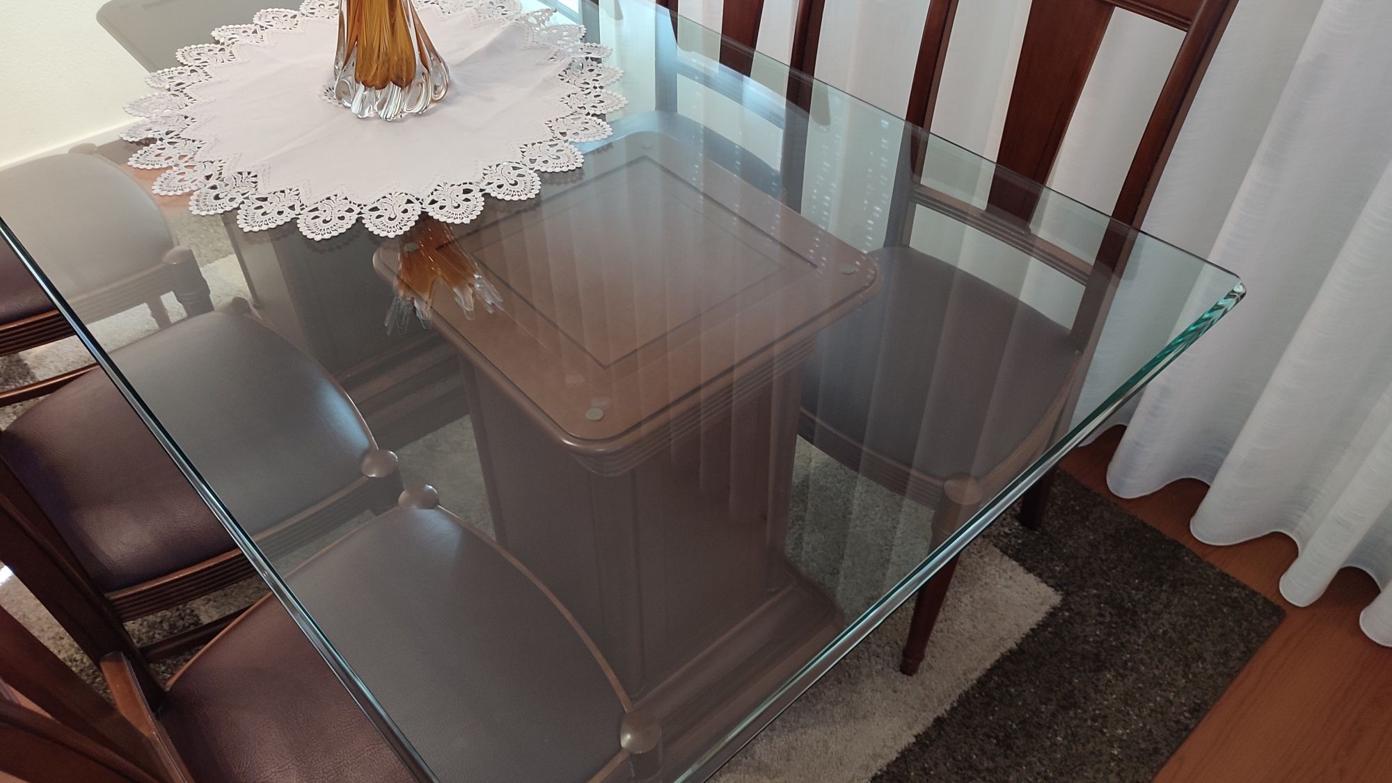 Mesa de sala com tampo de vidro