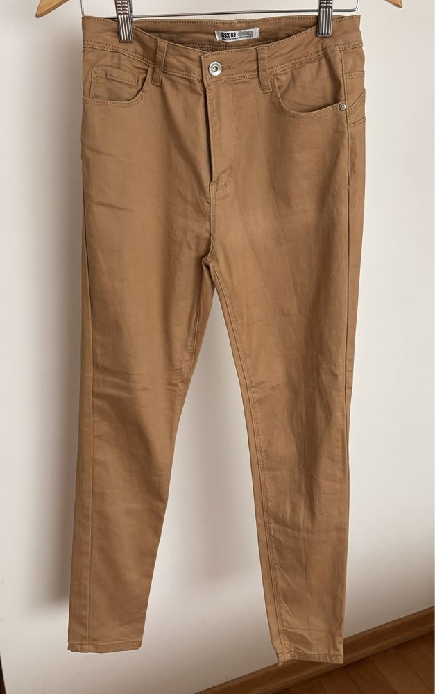 Calças em polipele, de cor Camel nº 40/L